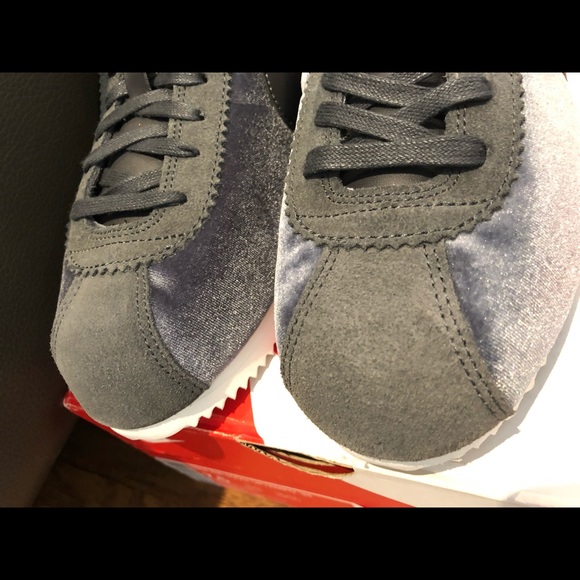 nike cortez velour